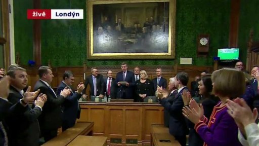 Výsledky hlasování o nedůvěře T. Mayové - živě Londýn