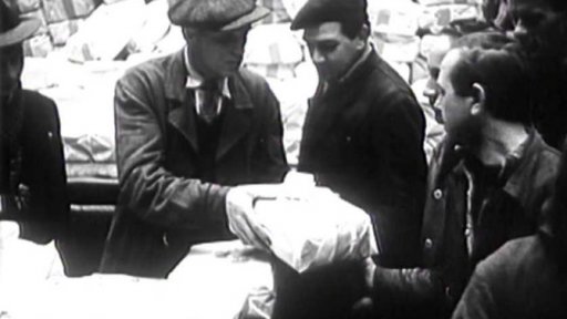 Dvouletka naděluje vánoční balíčky