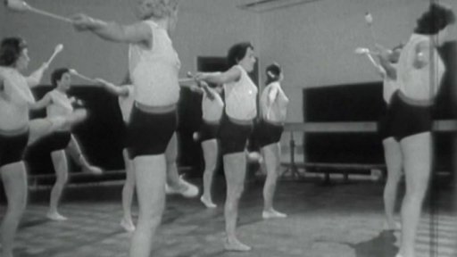 Ženy nacvičují spartakiádní skladby (1958)