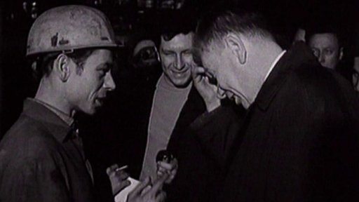 Josef Smrkovský mezi Škodováky v Plzni (1968)