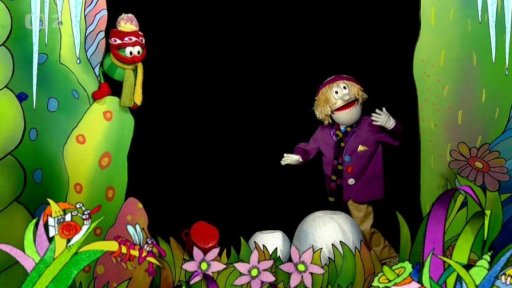 Hary a Muf postaví sněhuláka a on jim začne zpívat píseň „Sněhulák“.