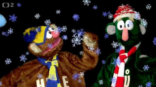 Muf, v převleku za babku kořenářku, ošálí Jů údajně čarovnou houbou zahřívalkou.