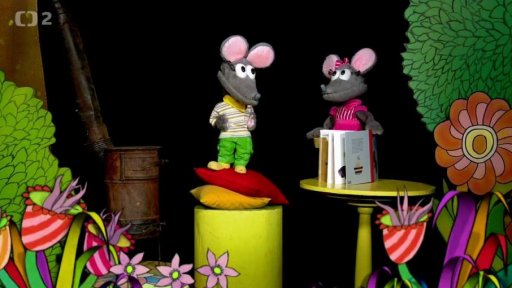 Tryskomyšky si v kutloušku čtou z knížky O čem sní, autor Petr Borkovec.