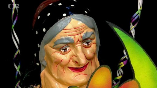 Muf v masopustním kostýmu se loučí s kamarády.