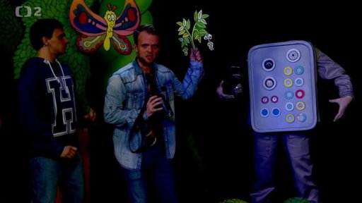 Filip a Tomáš se vydají ke stavidlu, kde prý skutečně straší. K tomu si zpívají…