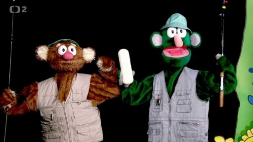 Kluci s Mufem jedou na kánoi, hází Jůhelákům jejich návnadu na ryby - knedlík. Loučení.