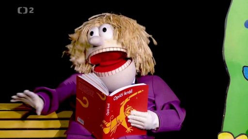 Hary představuje Fámule i ostatním knihu Opičí král...