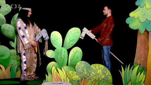 Tomáš jako Old Shatterhand a Filip jako Vinetou zpívají píseň Je na západ cesta dlouhá.