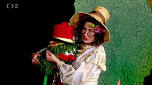 Muf v převleku za vodníka láká do vody pomocí veršů K.J.Erbena Tryský. Ta si však stejně jde zaplavat a stáhne do vody i Mufovodníka..