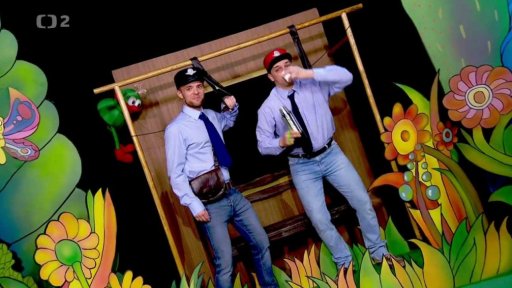 Mufikanti. Tomáš, Filip a Muf zpívají píseň Tramvajácká.