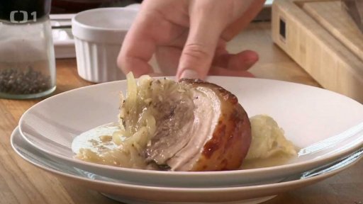 Vepřové koleno pečené po selsku s klouzáky