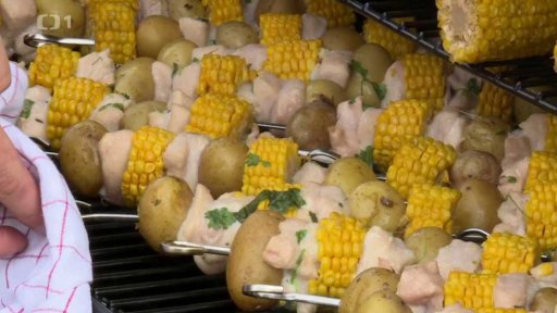 Bylinkové kuřecí špízy s kukuřicí a brambůrky