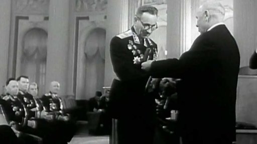 Sovětští vojenští velitelé vyznamenáni řády a čestnými zbraněmi