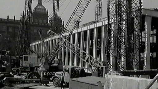 Zvedání konstrukce na přestavbě areálu NS