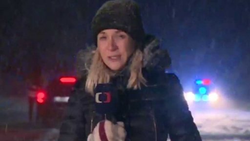 Přívaly sněhu komplikují dopravu a odřízly tisíce domácností od elektřiny