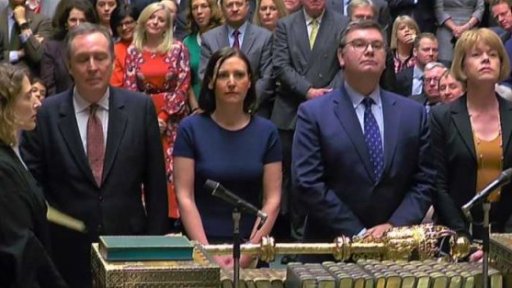 Fiasko premiérky Theresy Mayové