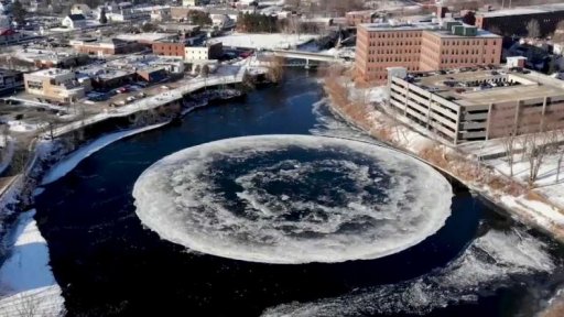 Ledový kruh na řece v americkém Maine