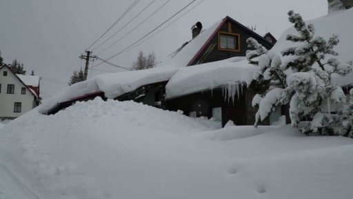Závěje sněhu mohou ohrozit střechy domů