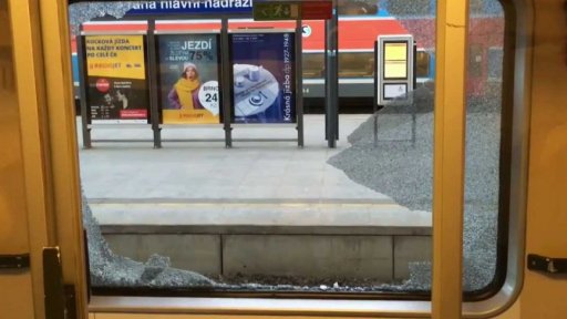Zřejmě led rozbil okna vlaku z Košic do Prahy