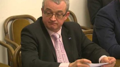 Debaty o chybějící prověrce kancléře Mynáře