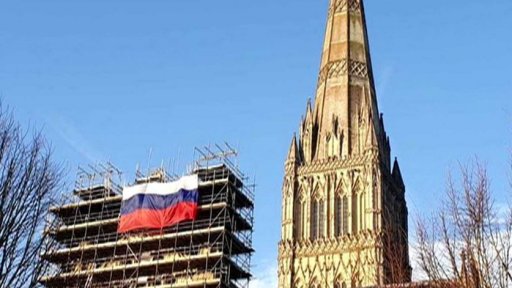 Ruská vlajka na katedrále v Salisbury