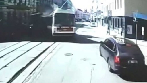 Video z pondělního střetu trolejbusu s tramvají