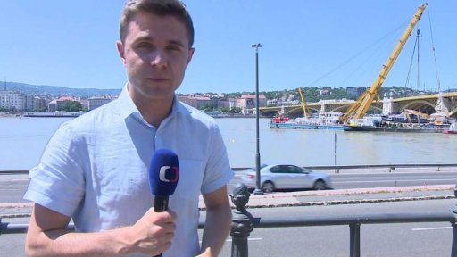 Vyzvednutí potopené výletní lodi v Budapešti