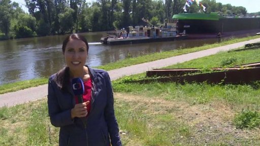 Obří tanker na Labi