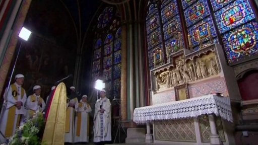 Mše ve vyhořelé katedrále