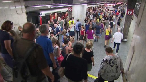 Komplikace kvůli opravám silnic, tratí a potrubí