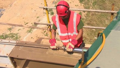 Komplikace kvůli opravám silnic, tratí a potrubí