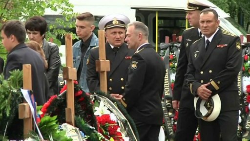 Pohřeb námořníků z ruské ponorky