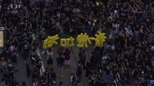 Násilný zásah ozbrojenců během protestů v Hongkongu