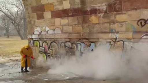 Přihlásil se muž, který odstranil grafitti z Karlova mostu