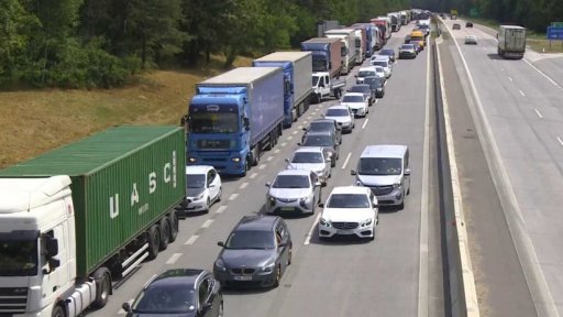 Nehoda kamionu uzavřela dálnici D1 na Prahu