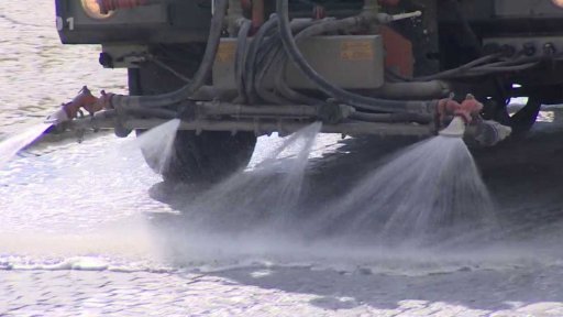 Náměstí ve Volyni pokryté bílým prachem