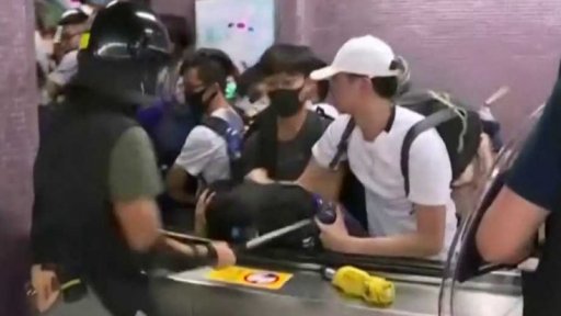 Násilí a zatýkání při protestech v Hongkongu