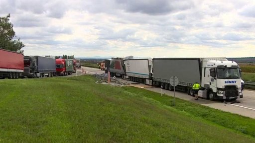 Nehody kamionů na D2