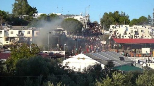 Nepokoje a požár v uprchlickém táboře na Lesbosu