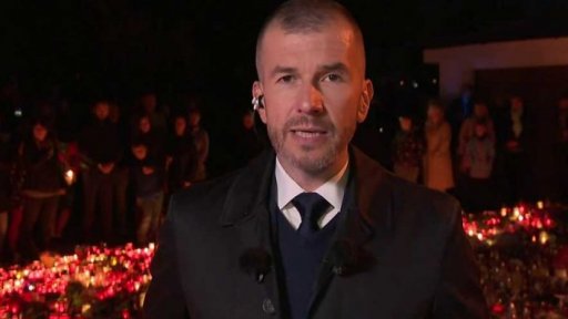 Květiny a svíčky před vilou Karla Gotta