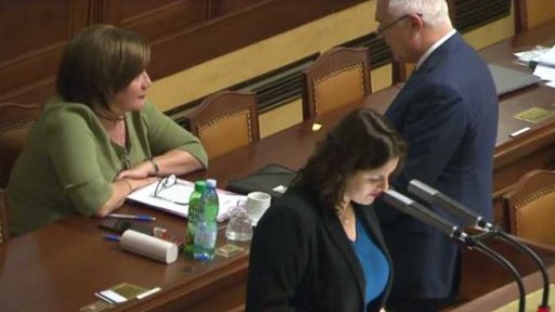 Schůze poslanců pokračuje