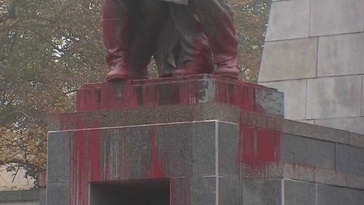 Poničený památník Rudé armády v Ostravě