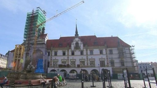 Jeřáb vyzvedl olomouckou radniční věž