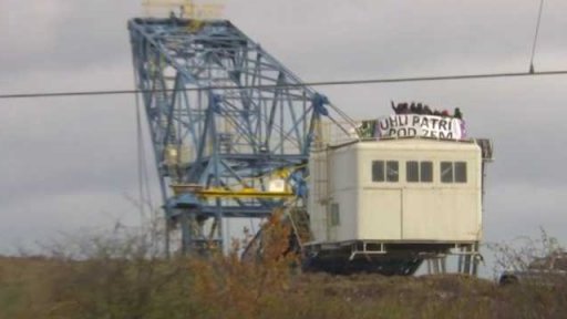 Aktivisté blokují rypadlo ve Vršanech