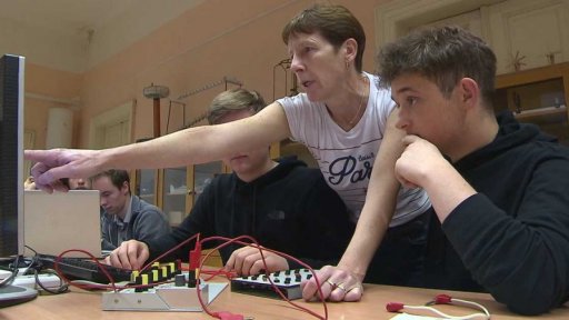 Málo učitelů fyziky