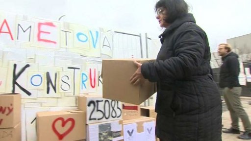 V Olomouci roste zeď z papírových krabic