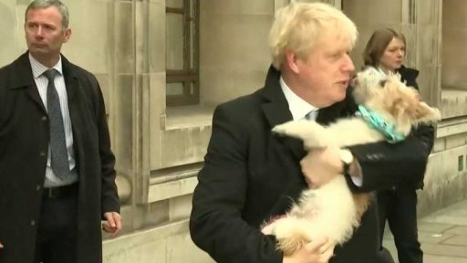 Britové volí nový parlament