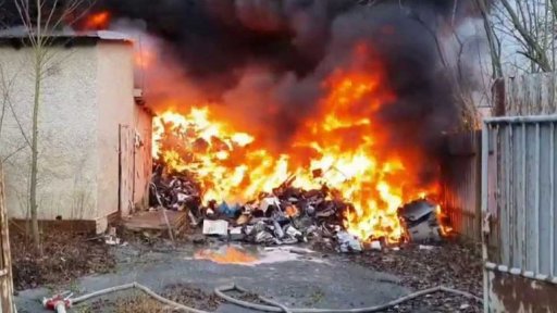 Požár skládky kovošrotu v Sedlčanech