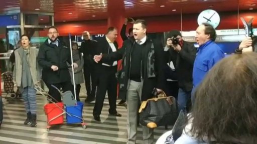 Nevšední reklama na znovuotevření Státní opery