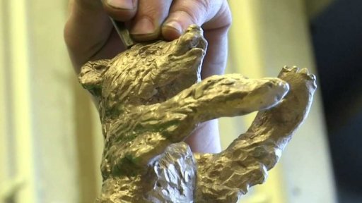 Výroba sošek Medvědů pro Berlinale